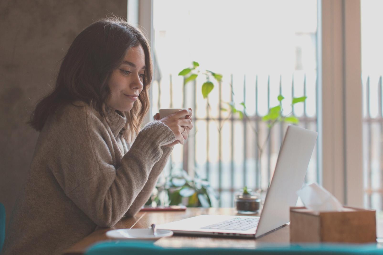 Persona organizando documentos financieros en un espacio de trabajo ordenado